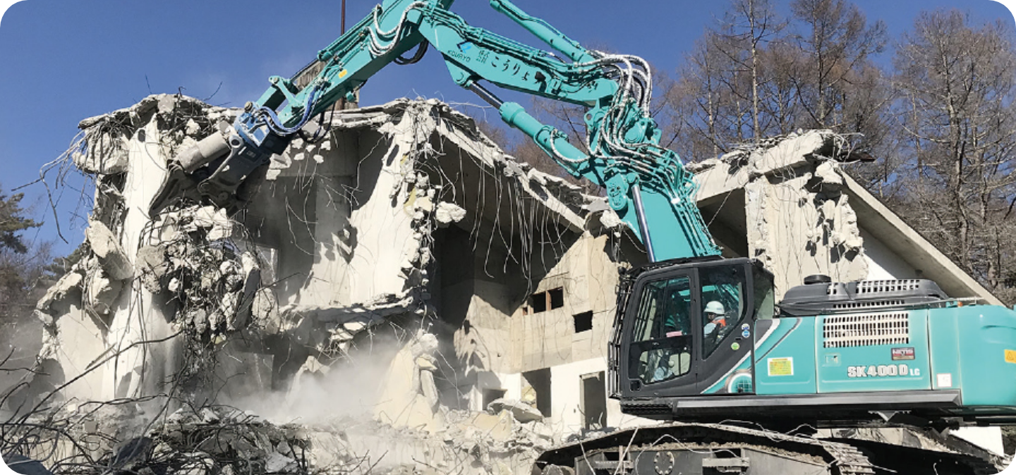 大型重機による建物解体工事