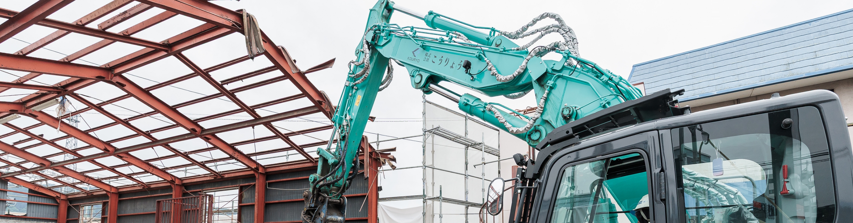 解体現場で作業する社員