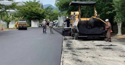 アスファルト舗装を行っている作業の様子