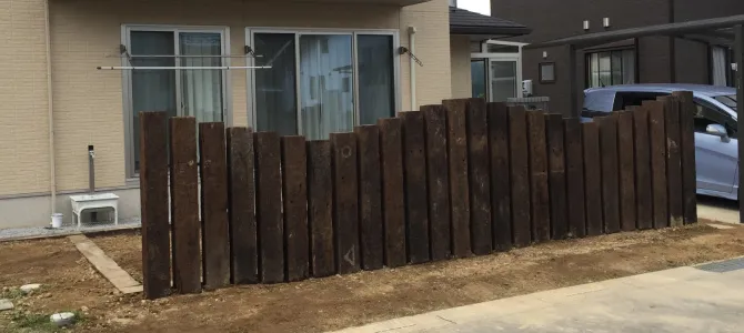 住宅前に木製フェンスを設置した外構の施工例