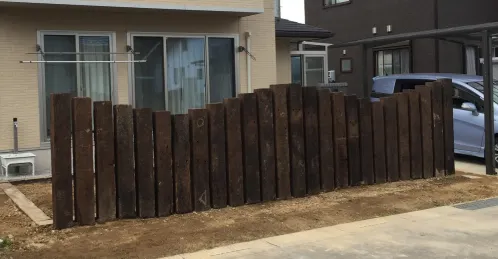 住宅前に木製フェンスを設置した外構の施工例