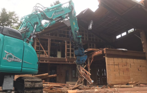 建物を重機で解体している様子
